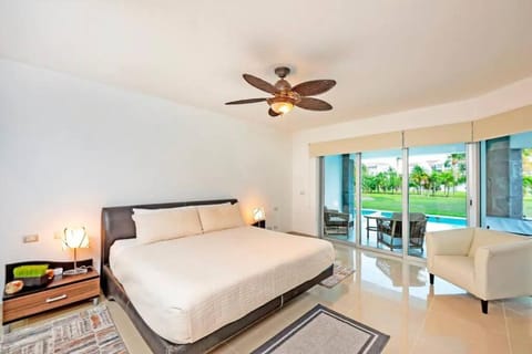 Oceanfront walkout pool Mareazul La Casa Bonita Apartment in Playa del Carmen