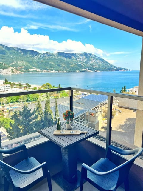 Day, Natural landscape, View (from property/room), Balcony/Terrace, Dining area, Mountain view, Sea view