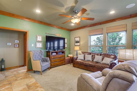 Pet-Friendly Granbury Home with Lake Access and Grill! Casa in Granbury