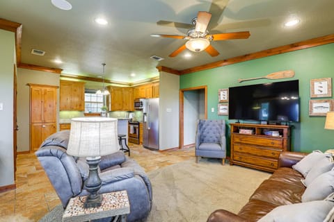 Pet-Friendly Granbury Home with Lake Access and Grill! Casa in Granbury