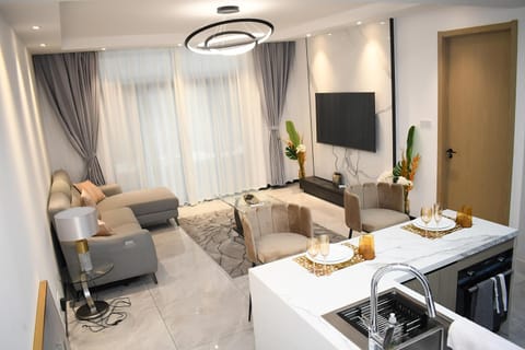 TV and multimedia, Kitchen or kitchenette, Living room, Seating area, Dining area