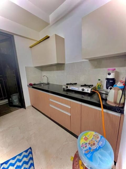 hillview comfy flat in Dahisar Apartment in Mumbai