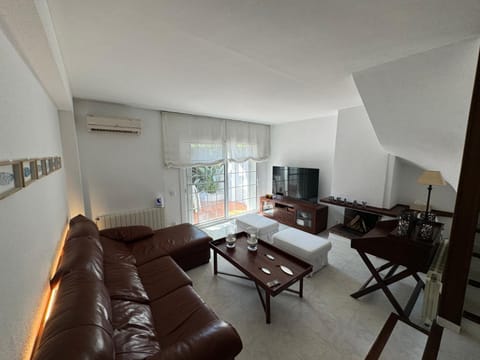 TV and multimedia, Living room, Seating area, Evening entertainment, air conditioner