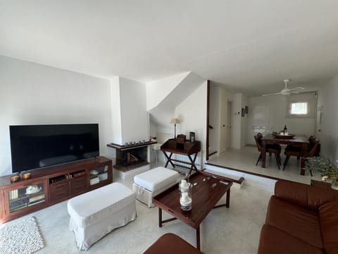 Communal lounge/ TV room, TV and multimedia, Living room, Dining area, Evening entertainment