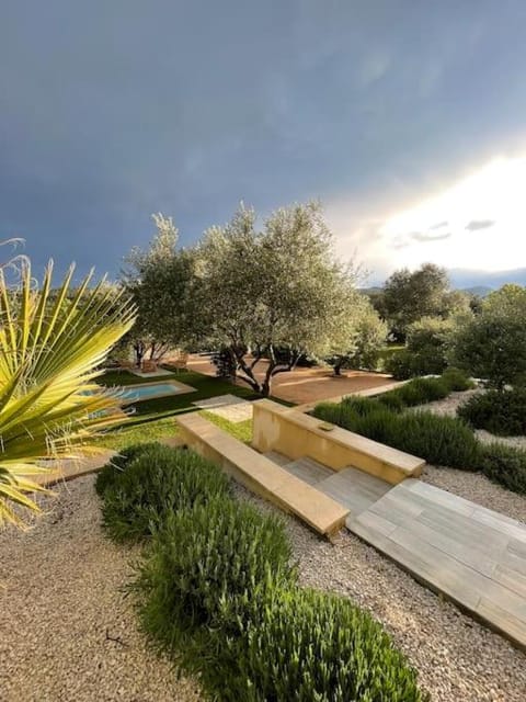 Au cœur d'une oliveraie, villa avec piscine House in Brignoles