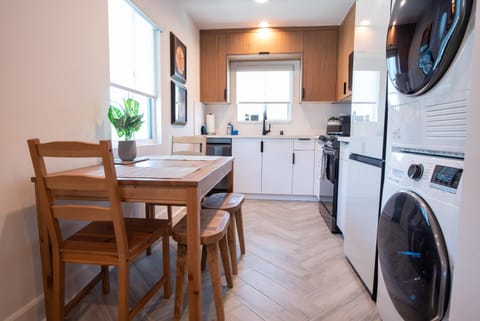 Kitchen or kitchenette, Dining area