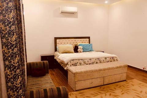 Luxury Haven Posh Area Green Lawn, Cafes, Dining & Shops Nearby Vacation rental in Lahore