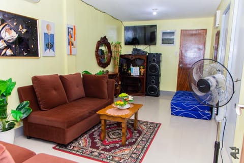 TV and multimedia, Kitchen or kitchenette, Living room, Seating area, Evening entertainment, air conditioner