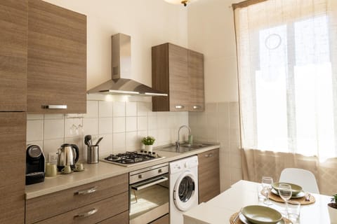 Coffee/tea facilities, Kitchen or kitchenette, Dining area, oven, stove, washing machine