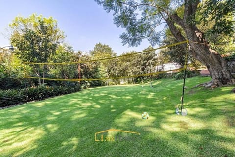 Increible casa con alberca, billar, fut, voleibol, cocinera incluida Villa in Cuernavaca