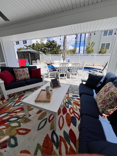 Shower, Hot Tub, Balcony/Terrace, Photo of the whole room, Seating area, Swimming pool