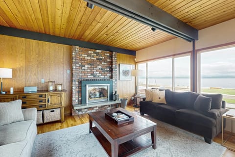 Beachside Barr House House in Whidbey Island