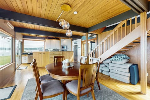 Beachside Barr House House in Whidbey Island