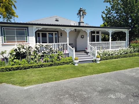 Property building, Day, Garden, Balcony/Terrace, Garden view