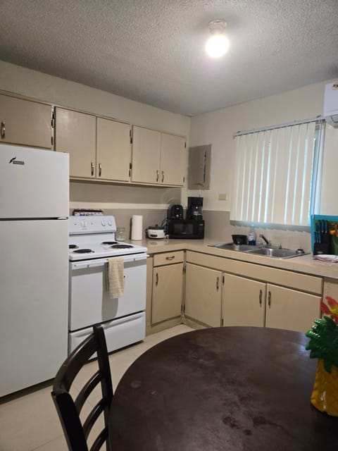 Kitchen or kitchenette, Dining area, oven, toaster