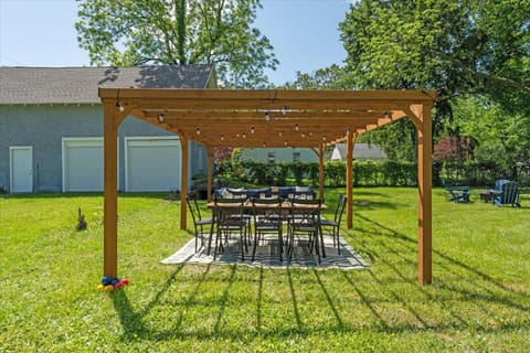 Patio, Day, Natural landscape, BBQ facilities, Garden, Dining area