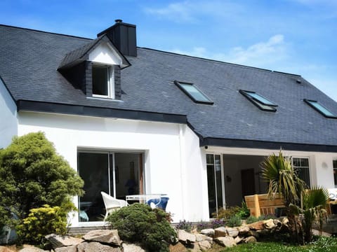 Superbe maison rénovée, 250m de l'océan, 12 pers, terrasse, jardin, proche plage Kerleven et golf - FR-1-481-164 House in Fouesnant