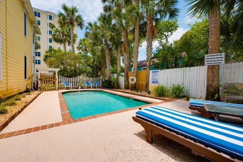 Be A Nomad - Pool - 1 block to the beach Apartment in Jacksonville Beach