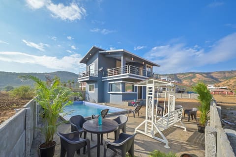 Property building, Patio, Day, Natural landscape, View (from property/room), Balcony/Terrace, Dining area, Mountain view, Pool view, Swimming pool, sunbed