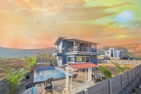 Property building, Natural landscape, Mountain view, Swimming pool, sunbed