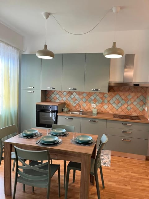 Kitchen or kitchenette, Dining area, oven, stove