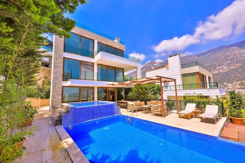 Property building, Day, Natural landscape, Mountain view, Pool view, Swimming pool, sunbed