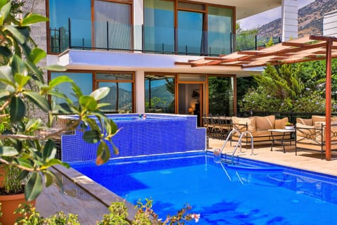 Property building, Patio, Day, Pool view, Swimming pool, sunbed