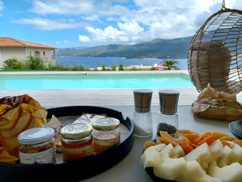 Swimming pool, Breakfast