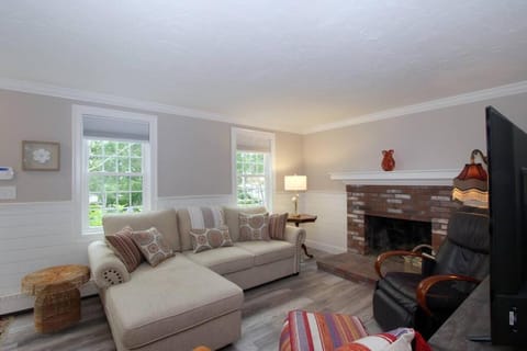 Completely renovated 3 bedroom Jewel by the sea Maison in Pocasset