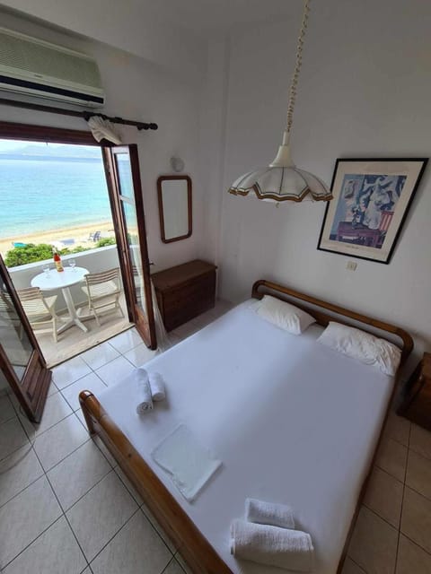 Bed, Bedroom, Sea view