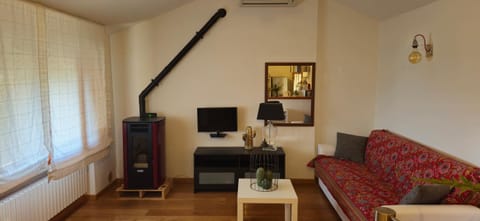 TV and multimedia, Living room, Seating area, air conditioner