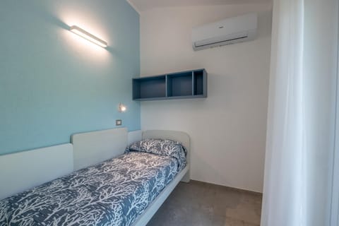 Bed, Photo of the whole room, Bedroom, air conditioner