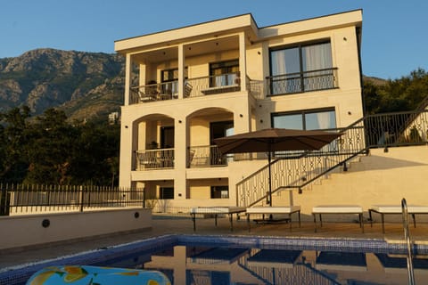 Property building, Bed, Garden, Balcony/Terrace, Mountain view, Pool view, Swimming pool