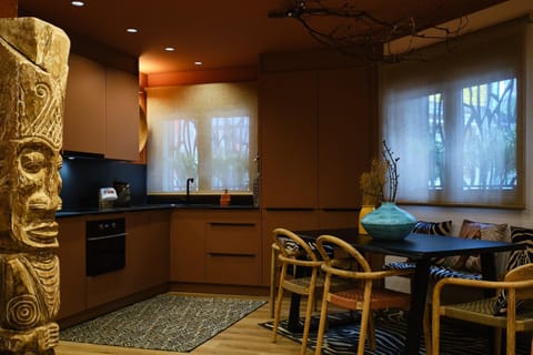 Kitchen or kitchenette, Dining area, oven