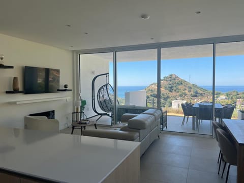 Balcony/Terrace, Living room, Mountain view