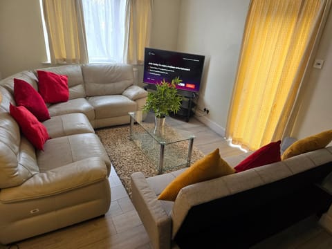 Communal lounge/ TV room, TV and multimedia, Living room, Seating area