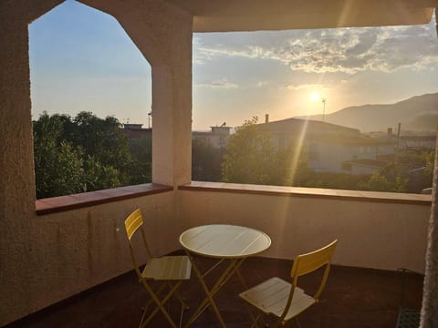 Balcony/Terrace, Dining area, Mountain view, Sunset