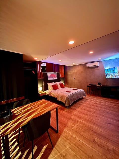 Bed, TV and multimedia, Photo of the whole room, Seating area, Bedroom