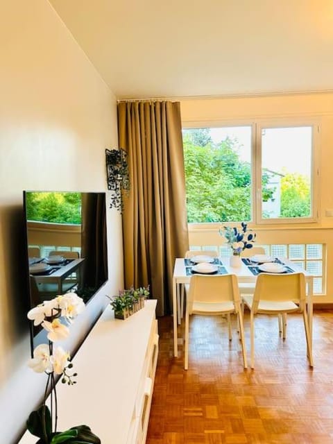 TV and multimedia, Seating area, Dining area