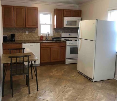 Private 2-bed house 15-min walk NYC train, parking Apartment in Avenel