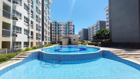 Property building, Day, Pool view, Street view, Swimming pool, Location