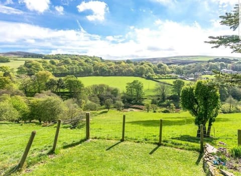 Rural Peak District retreat in Little Hayfield One bedroom self contained property Dogs welcome House in Hayfield