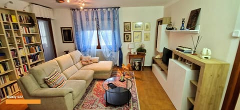 Living room, hair dresser