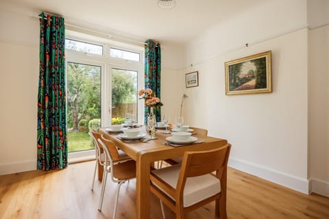 Seating area, Dining area