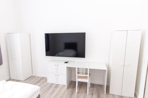 TV and multimedia, Photo of the whole room, Seating area, Bedroom, wardrobe