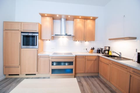 Coffee/tea facilities, Kitchen or kitchenette, dishwasher, oven, stove, toaster, kitchen