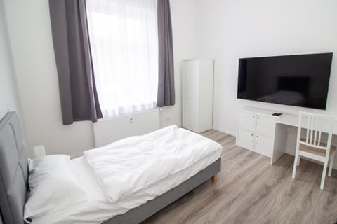 Bed, TV and multimedia, Photo of the whole room, Seating area, Bedroom, wardrobe