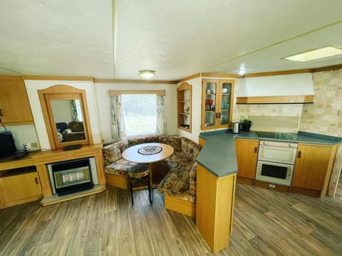 Kitchen or kitchenette, Dining area, stove