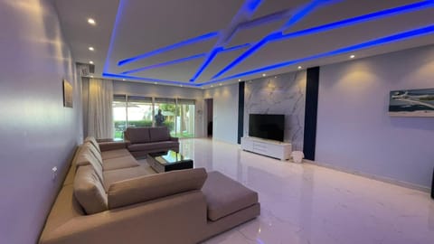 TV and multimedia, Living room, Seating area, Evening entertainment