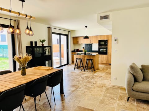 Dining area, kitchen